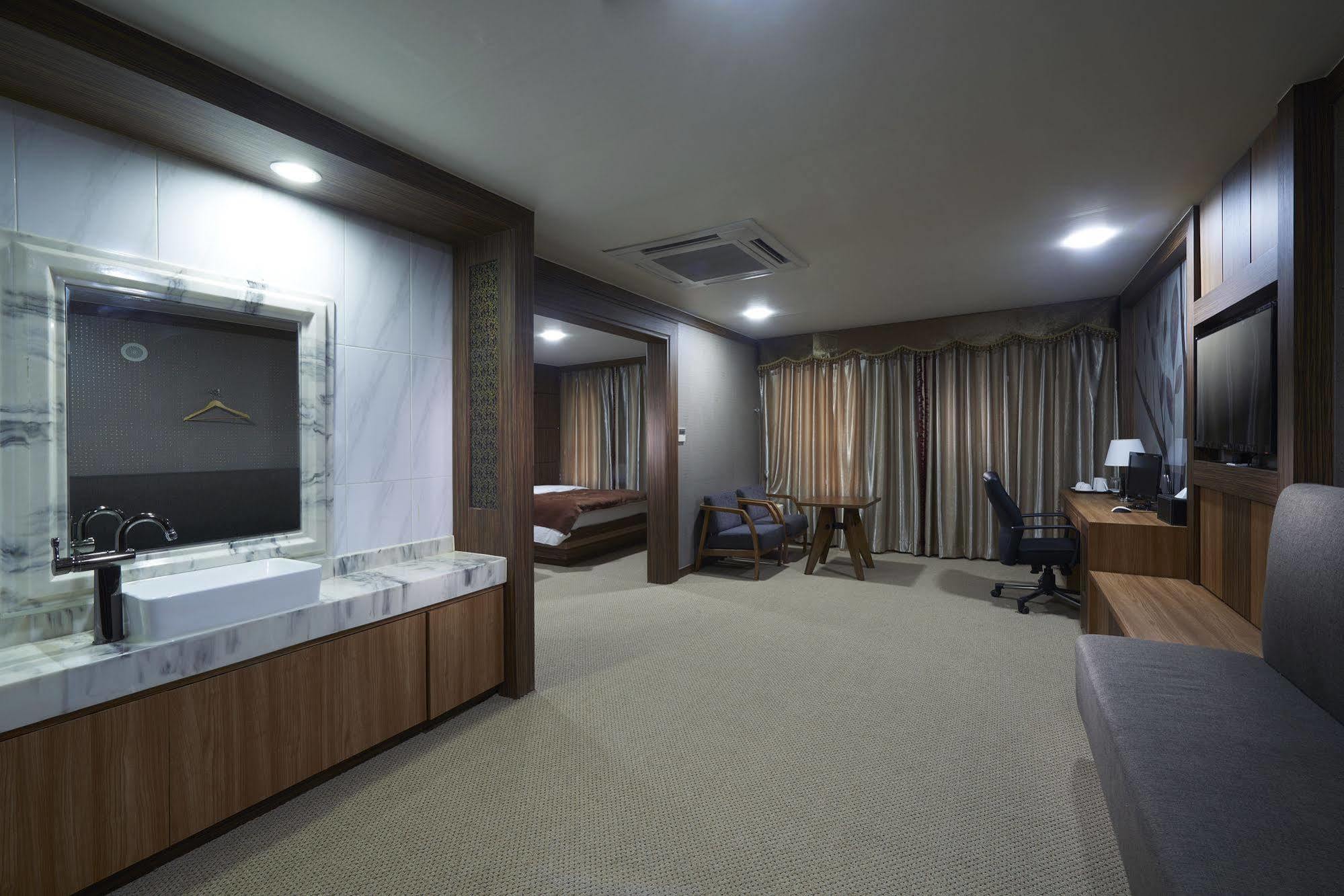 Benikea Premier Hotel Siheung Extérieur photo